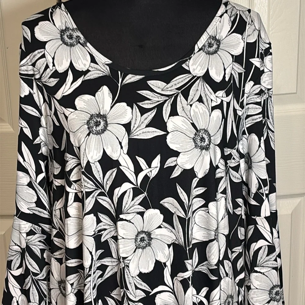 Star Vixen Plus Floral Dress - Picture 2 of 10